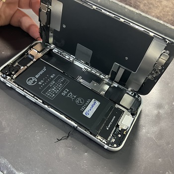 iPhoneSE2　画面バキバキ　即日修理可能
